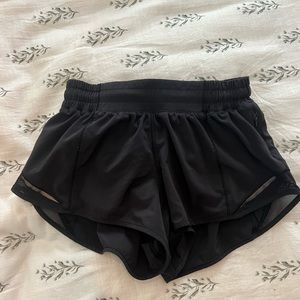 Black Hotty Hot Low-Rise Line short 2.5 Lululemon